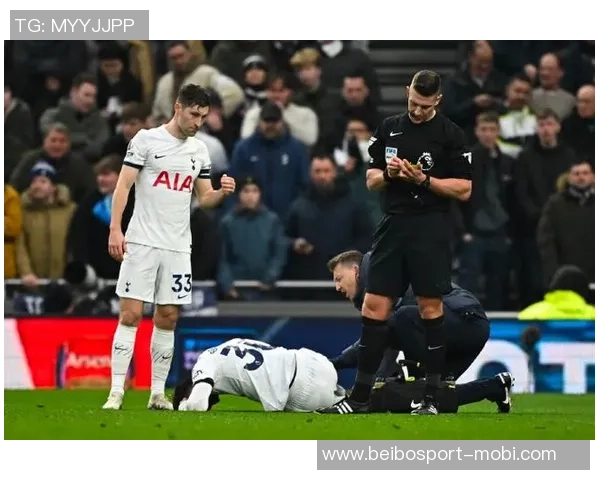 本坦库尔因铲球染红离场乌拉圭队在友谊赛中以1比5落后美国队 本坦库尔因铲球染红离场乌拉圭队在友谊赛中以1比5落后美国队